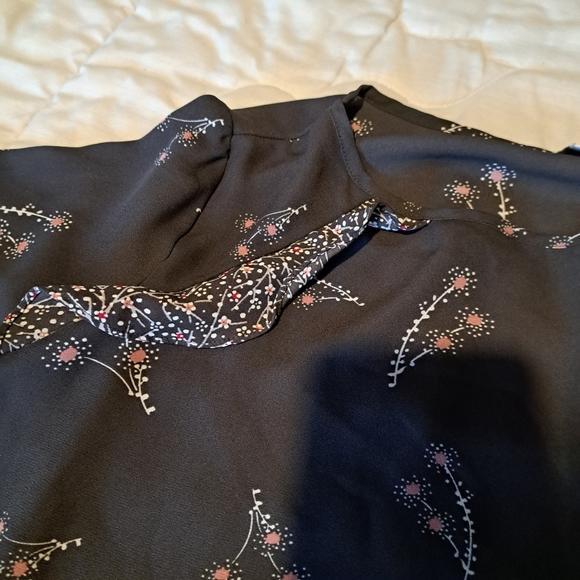 LOFT Outlet charcoal gray and floral blouse. Long Sleeve scoop neck. Size Medium - Picture 5 of 12